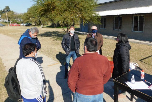 La comisi&oacute;n directiva de la ASH charlaron amenamente con el profesor Alurralde.