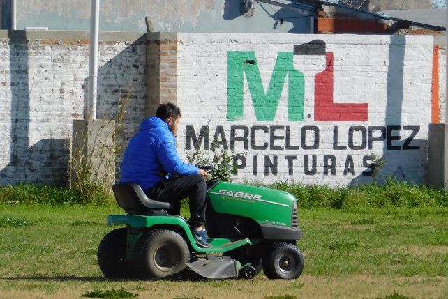 &nbsp;Los trabajos de mantenimiento se hacen con mucho esfuerzo en Las Flores mostrando su sentido de pertenencia. Foto: UNO Santa Fe
