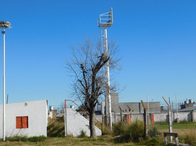&nbsp;La cola de tornado tir&oacute; abajo las columnas de luz, pero el trabajo las volvi&oacute; a levantar a Las Flores