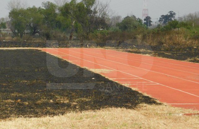 En la pista de entrenamiento del CAR, una de las entidades deportivas afectada por la quema de pastizales, estuvo muy cerca del fuego.