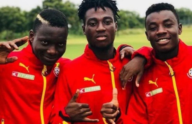 El ghan&eacute;s Samuel Atta Mensah (centro) son&oacute; con un posible ofrecimiento a Col&oacute;n, pero su representante Luis Aseff lo desestim&oacute;.