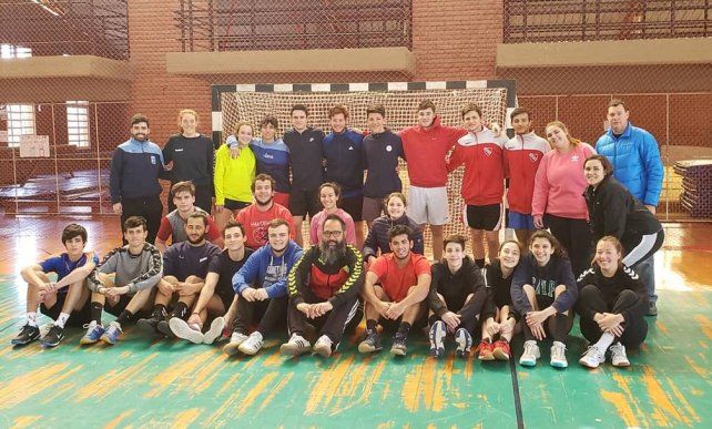 Juveniles de la Asociaci&oacute;n Santafesina de Handball en el CEF 29 de avenida Galicia.