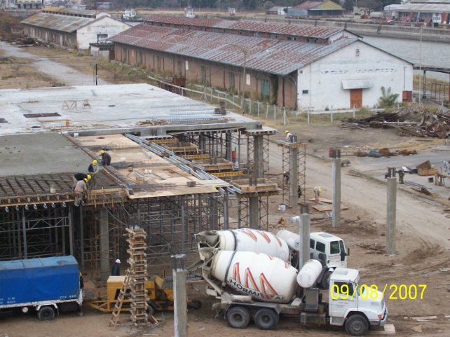 Los galpones en desuso. Hoy la imagen es otra en esa zona del Puerto de Santa Fe. 