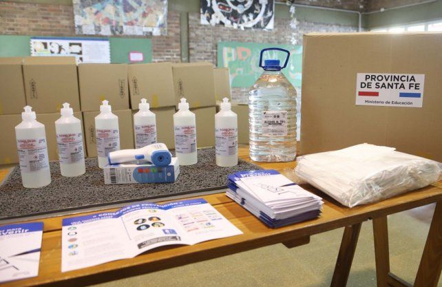   El Ministerio de Educación continúa trabajando en el armado de cajas.