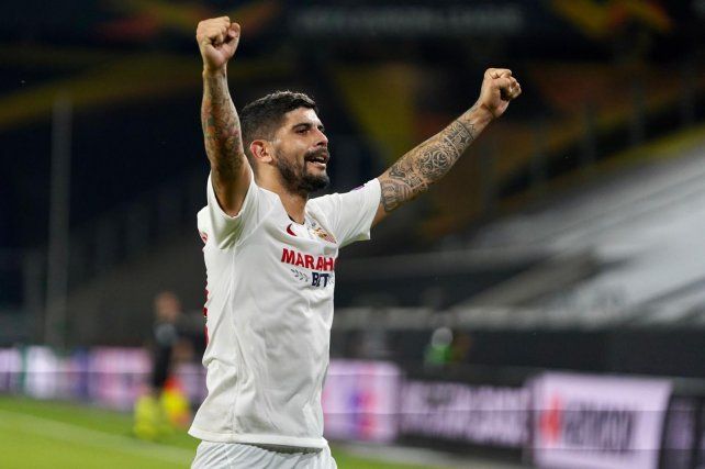 Sevilla, con Ever Banega como una de las grandes figuras, super&oacute; al United y es finalista de la Europa League.