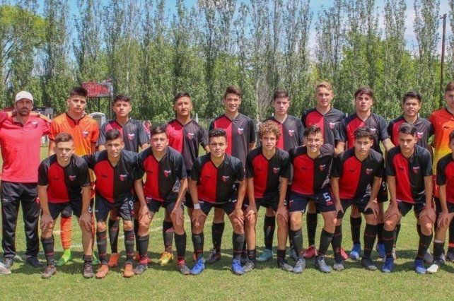 Eduardo Dom&iacute;nguez promovi&oacute; a 12 juveniles al plantel profesional de Col&oacute;n, entre los que est&aacute; Guillermo Gozalvez.