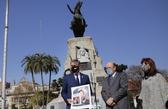 El intendente de Santa Fe, Emilio Jat&oacute;n, se refiri&oacute; a los peligros de cruzar la laguna Set&uacute;bal a pie luego del acto en el que se record&oacute; al general Jos&eacute; de San Mart&iacute;n.