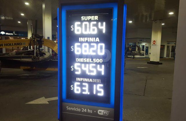 La pizarra con los nuevos precios de las naftas