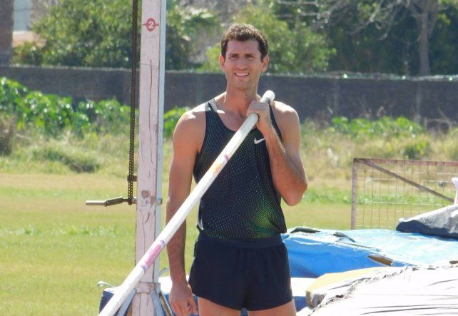 Germ&aacute;n Chiaraviglio, recordman nacional de salto con garrocha, trabaja en el Centro Deportivo de Concordia.