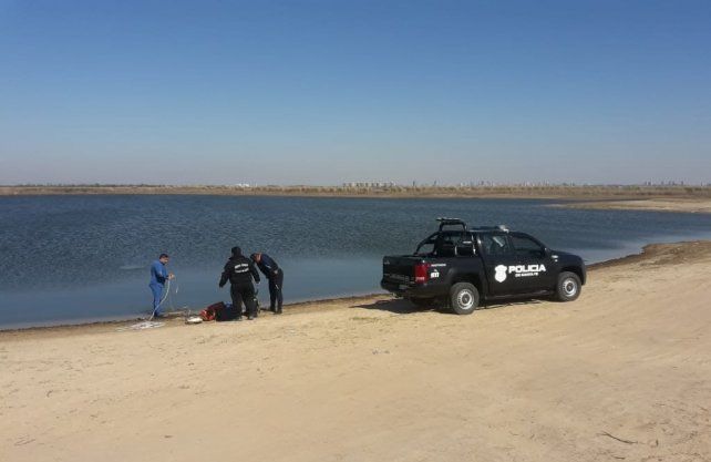 En el mediod&iacute;a de este domingo continuaba la b&uacute;squeda en las aguas de la Laguna Set&uacute;bal, sobre la costa de Colastin&eacute; Norte.