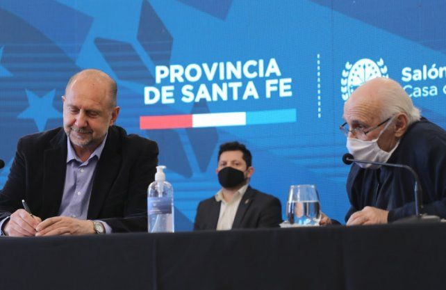 El gobernador de la provincia, Omar Perotti, firmó el contrato con José Luis Ambrosino, de Los Sin Techo.