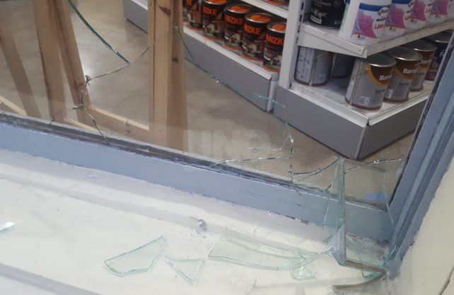 Los delincuentes rompieron la vidriera para robar una pinturer&iacute;a en pleno Bulevar.