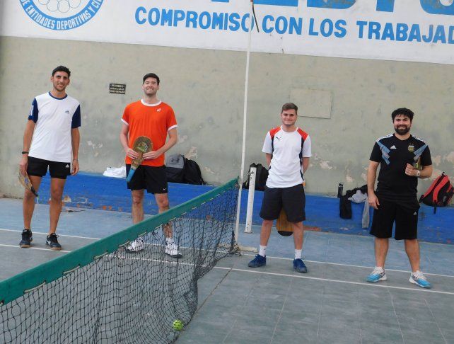 En el Club Uni&oacute;n y Progreso de Villa Mar&iacute;a Selva se juega tenis con paleta.