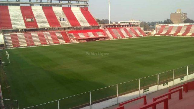 El campo de juego del estadio 15 de Abril de Unión luce en impecables condiciones. Foto: @PabloLopezSF  