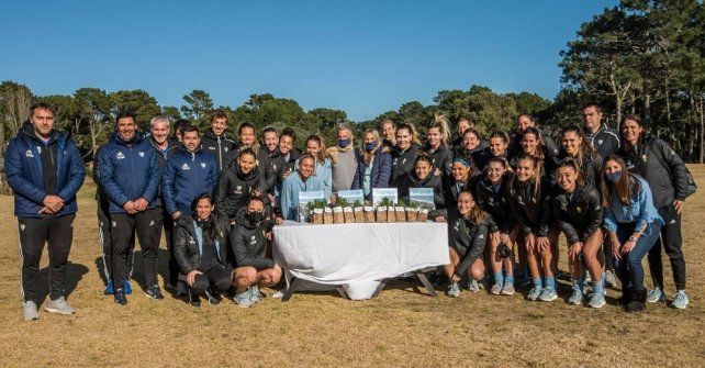 El plantel del seleccionado nacional y los miembros del staff que entrenaron en la costa atl&aacute;ntica.