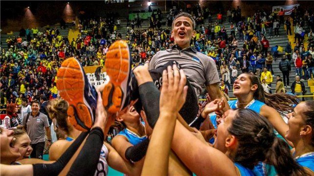 El DT del seleccionado femenino de v&oacute;ley festejando lo conseguido en Colombia en enero pasado.