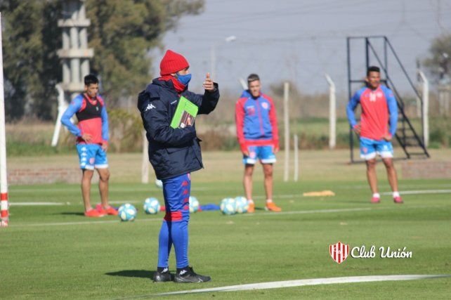 Juan Manuel Azconz&aacute;bal trabaja al frente del plantel de Uni&oacute;n en el predio Casasol.