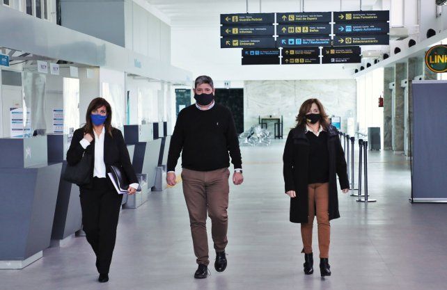 La interventora del Aueropuerto de Sauce Viejo, Silvana Serniotti Sosa junto a el secretario de Empresas y Servicios Públicos, Carlos Maina y la ministra de Infraestructura, Servicios Públicos y Hábitat, Silvina Frana