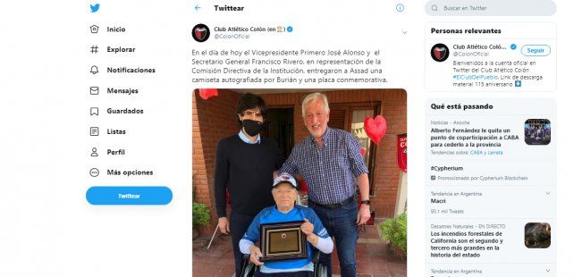 La captura de la publicaci&oacute;n de Col&oacute;n, donde se observa la foto de Alonso entreg&aacute;ndole una plaqueta a&nbsp;Assad Charchaflie.