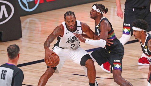 Kawhi Leonard la rompi&oacute; en el triunfo de los Clippers ante Denver por la NBA.