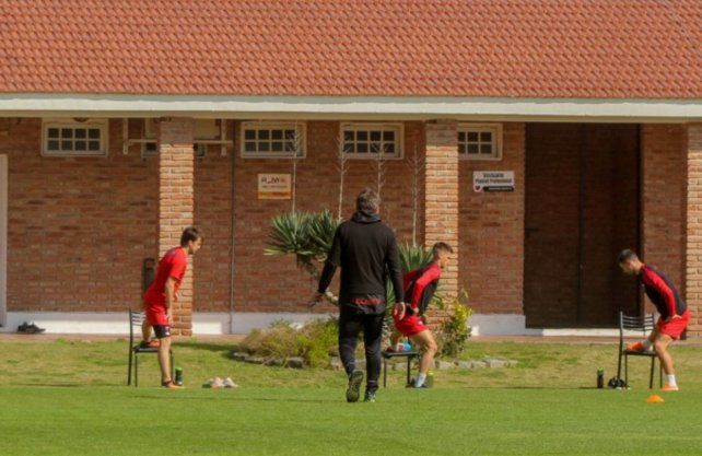 El DT de Col&oacute;n, Eduardo Dom&iacute;nguez, hizo cambios en la pr&aacute;ctica de este mi&eacute;rcoles. Prensa Col&oacute;n