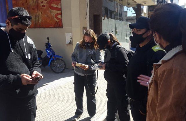 El municipio junto a la policía recorre La Peatonal realizando controles en comercios. 