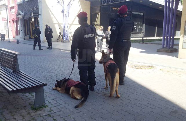 El municipio junto a la policía recorre La Peatonal realizando controles en comercios.