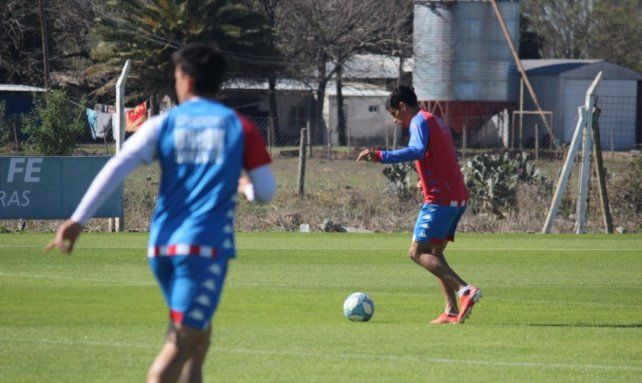 Juan Azconzábal, DT de Unión, busca darle forma al equipo inicial.