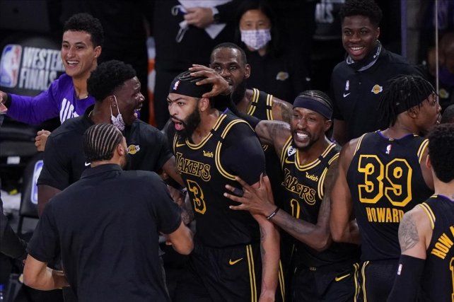 Davis se transforma en Kobe y anota un triple clave para la victoria de Lakers ante Denver en la final del Oeste de la NBA.