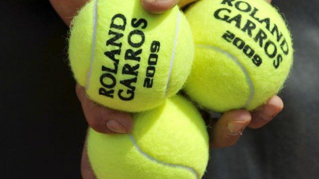 Cinco tenistas fueron excluidos de Roland Garros luego de que sus an&aacute;lisis arrojaron positivo de coronavirus.