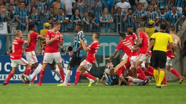 Internacional y Gremio animar&aacute;n un duelo clave para llegar a octavos de final de la Copa Libertadores.