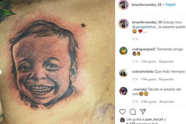 El jugador de Col&oacute;n, Brian Fern&aacute;ndez, se tatu&oacute; la cara de su hijo Milan en la espalda.