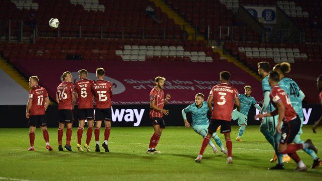 Liverpool vapule&oacute; a Lincoln City por la Copa de la Liga de Inglatgerra. Foto: @LFC