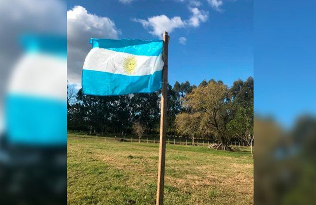 El 9 de julio pasado convirtió un palo en un mástil y ató en lo más alto la bandera argentina.