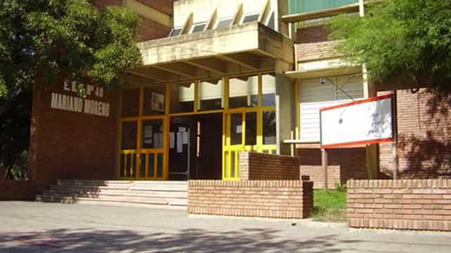 El ingreso a la Escuela Nacional Nº 40 Mariano Moreno, en San Cristóbal.