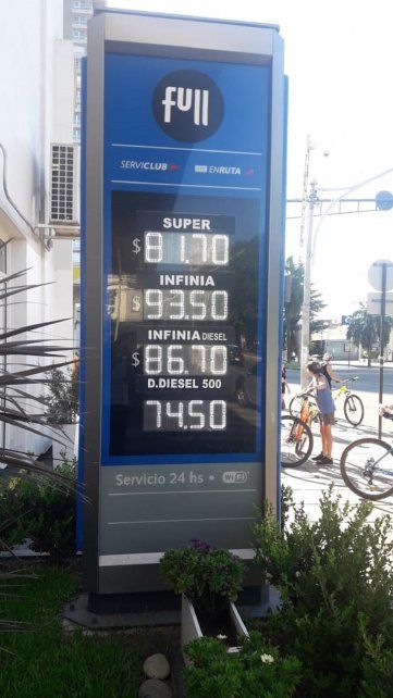 En la YPF de 25 de Mayo y San Martín, ya se exhiben los precios de los combustibles, con los aumentos. 