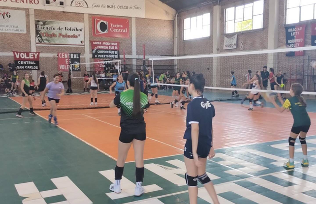 Las chicas santafesinas en uno de los entrenamientos efectuados como preparación para jugar el Interasociaciones.