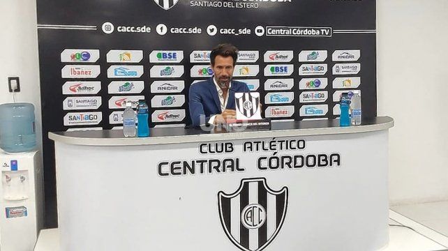 Eduardo Dom&iacute;nguez se plant&oacute; en conferencia y le reclam&oacute; a la dirigencia. Foto: prensa Col&oacute;n