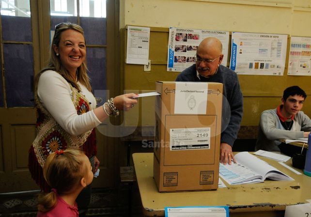 Silvina Cian/ Periodista y Locutora: “ En esta jornada tenemos que celebrar la democracia. Bendigamos tener días como estos donde podemos elegir a quienes nos gobernarán.”