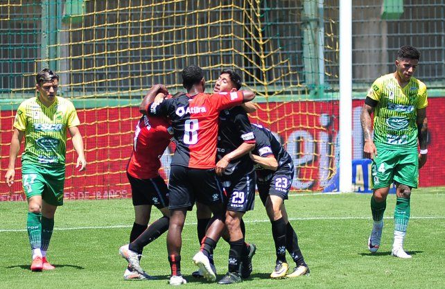 Col&oacute;n viene de golear a Defensa y Dom&iacute;nguez repetir&iacute;a el equipo para visitar a Independiente.