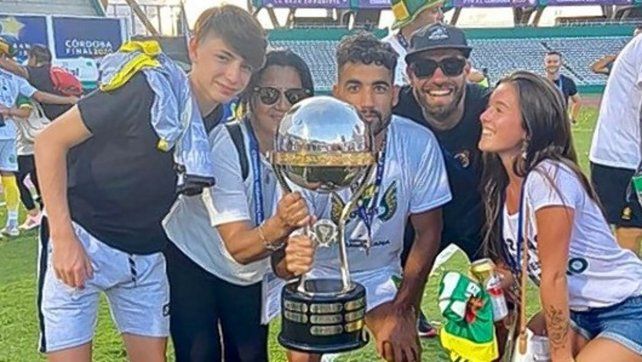 Emanuel Britez, campeón de la Sudamericana con el Halcón, no se olvida nunca de Unión. 