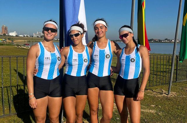 La remera santafesina (tercera de izquierda a derecha) con su bote logr&oacute; el segundo puesto en el cuatro sin timonel femenino.