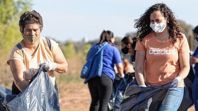 Un grupo de referentes y militantes del Frente Progresista de la ciudad de Santa Fe llevaron adelante una jornada de concientización ambiental y limpieza de playas