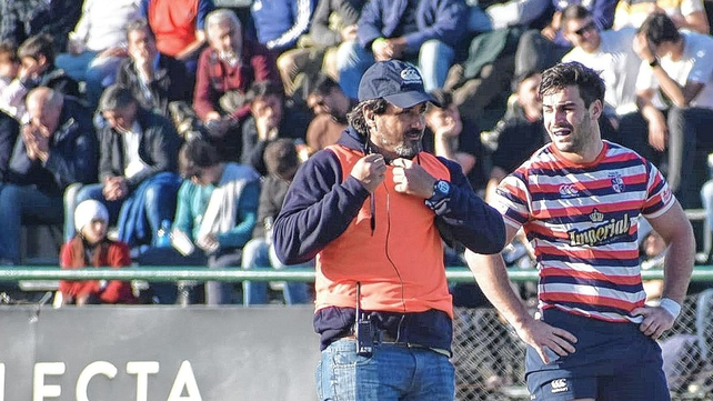 El entrenador de Santa Fe Rugby junto a Agust&iacute;n Foradini, el back de la escuadra de Sauce Viejo, que marc&oacute; dos tries frente a Old Resian de Rosario.