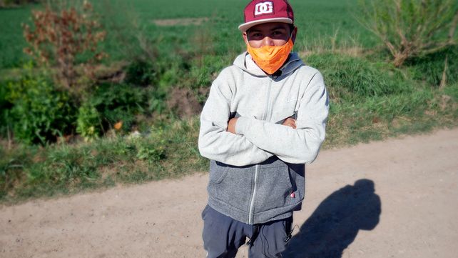 Bechelli junto a la zanja donde afirma haberse escondido antes de dispararle a la víctima.