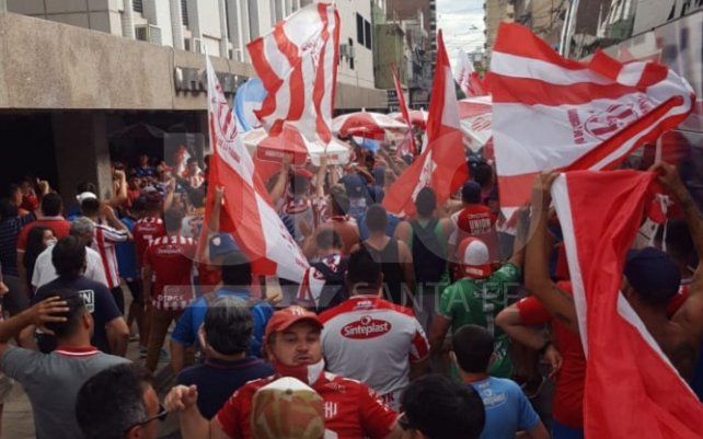 Cientos de hinchas se acercaron a la concentración para brindarle todo su apoyo a Unión antes de jugar por la Copa Sudamericana