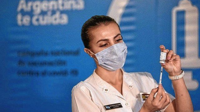 Vacunas. La combinación de dosis podría incrementar la eficacia de la inmunidad ante las nuevas variantes de covid-19.