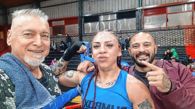 Sof&iacute;a Romagnoli ganadora de la pelea femenina, junto a sus DT, Osvaldo Salami y Walter Zoccola.