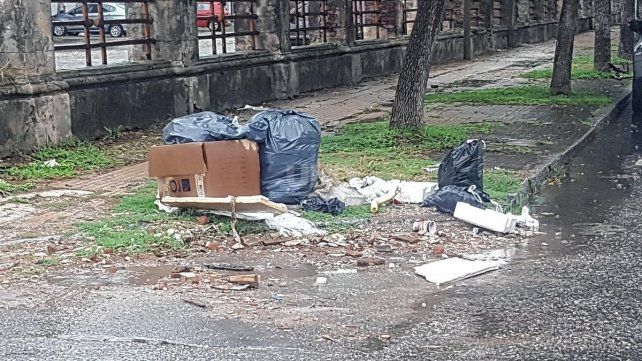 Muchas veredas se convierten en mini basurales.