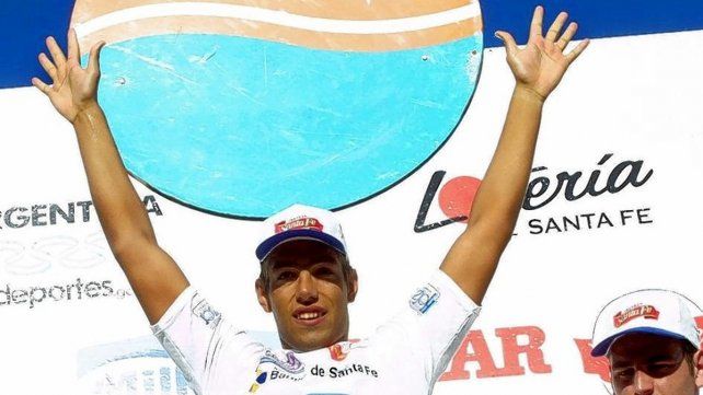 Brazos en alto tras haberse consagrado ganador en la prueba de 2003 en la costanera corondina.